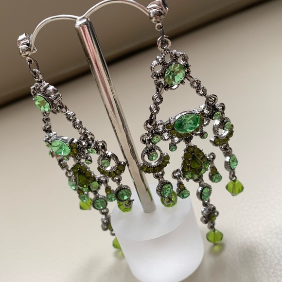🆕🔥Spectacular Green Chandelier Sparkly Earrings - Picture 6 of 8